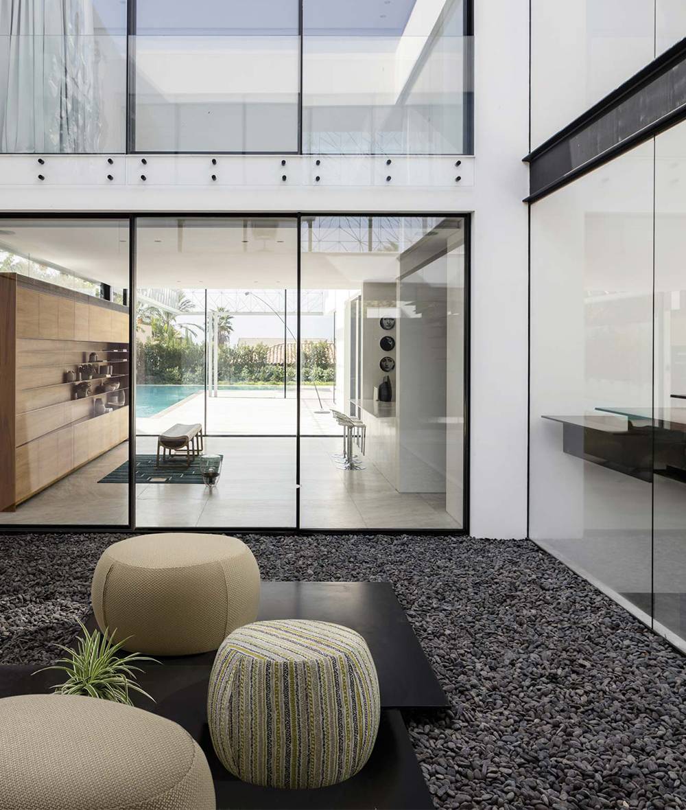 Papadatos-aria-pouf-accessories-preview